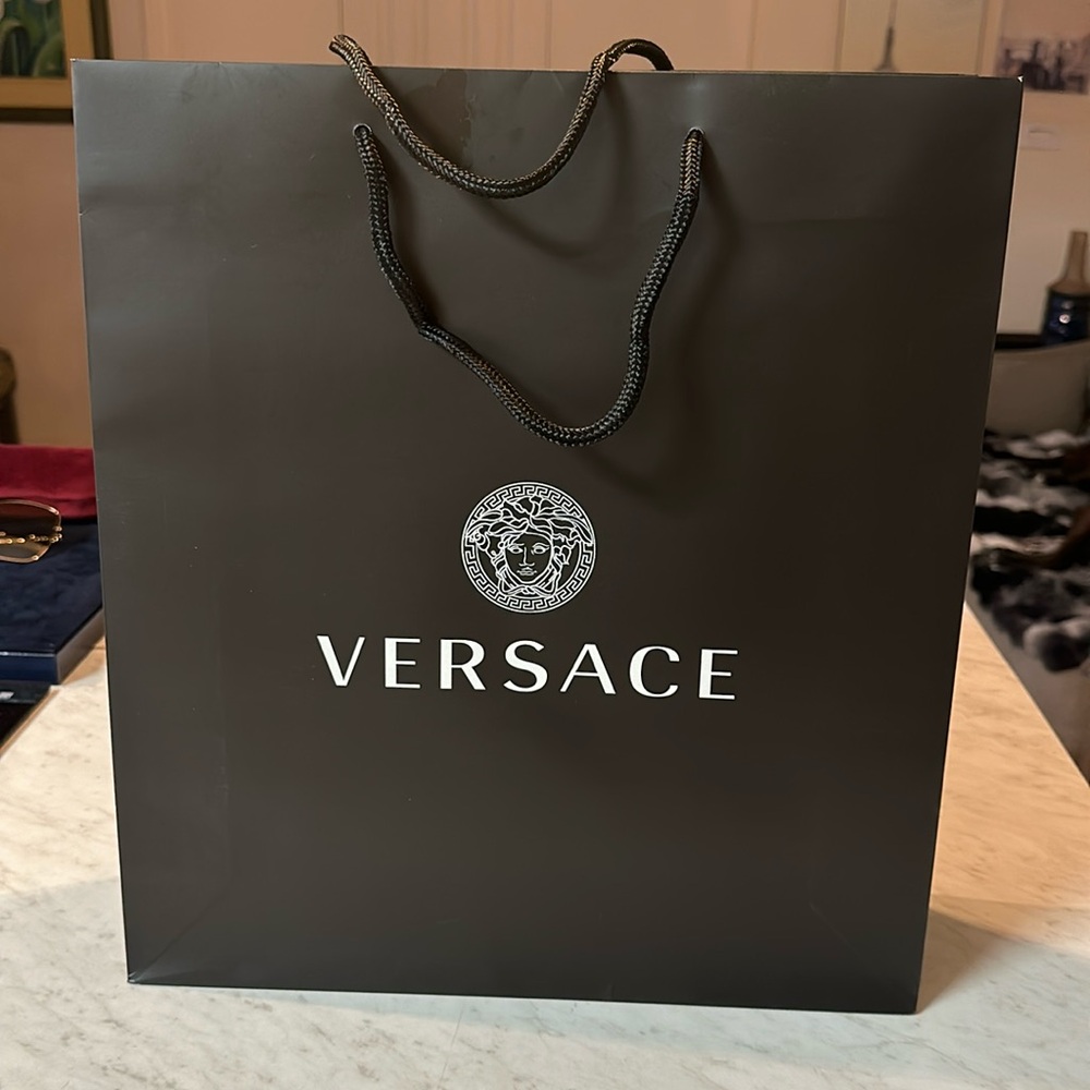 🖤⚜️🤍Luxury Designer Bags and Boxes for Sale!
VERSAGE SHOPPING BAG FOR SALE⚜️🖤